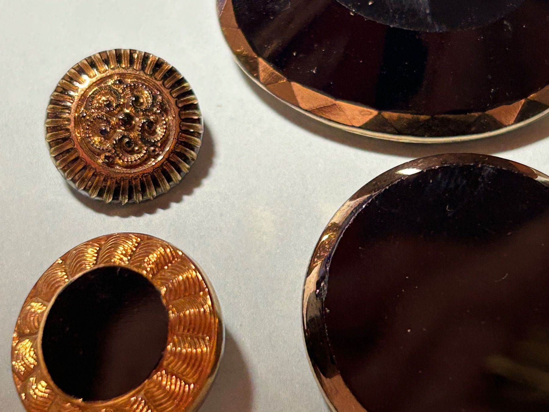 Bottoni: Schwarze Glasknöpfe mit Goldbedampfung – Nuovo (secondo la descrizione) da Pfeffingen venduto da Alusru70 3