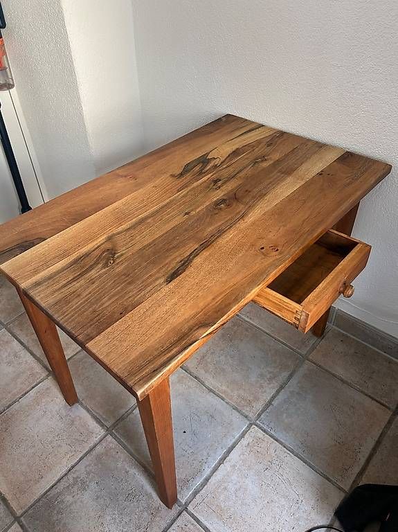 Tavoli: Schöner Tisch aus Nussbaumholz – Usato da Zürich venduto da cupasil 2
