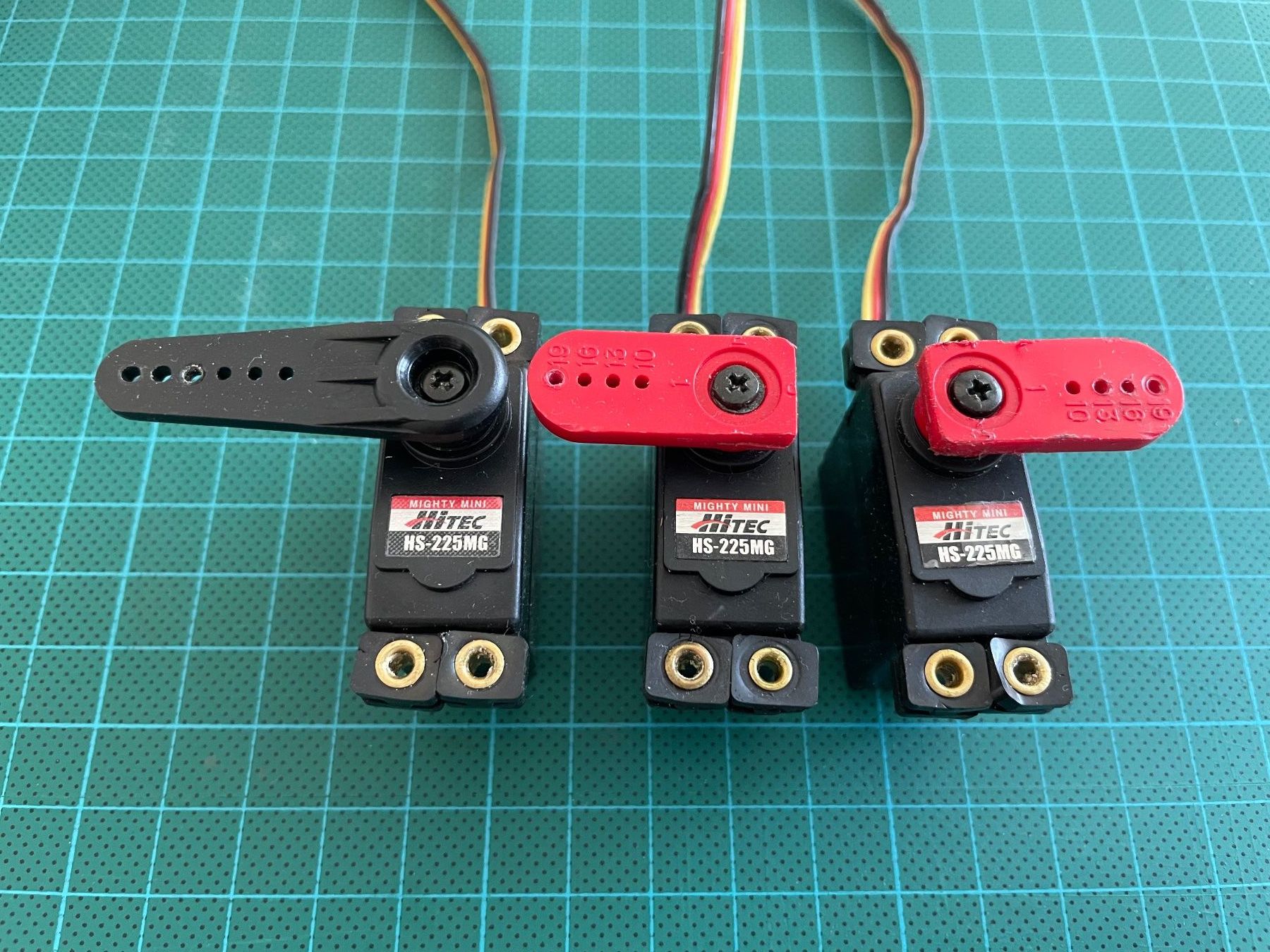 RC Kits de montage: 3x Hitec HS-225MG Servos – D'occasion à Worb par asdf9876