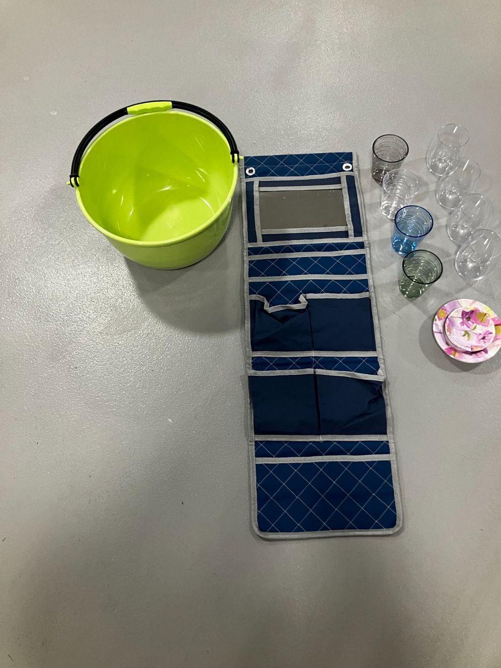 Set di piatti: Camping-Set: 8 Gläser, kleine Teller, Eimer, Wandnescessaire – Usato da Neunkirch venduto da autoscooter57 4