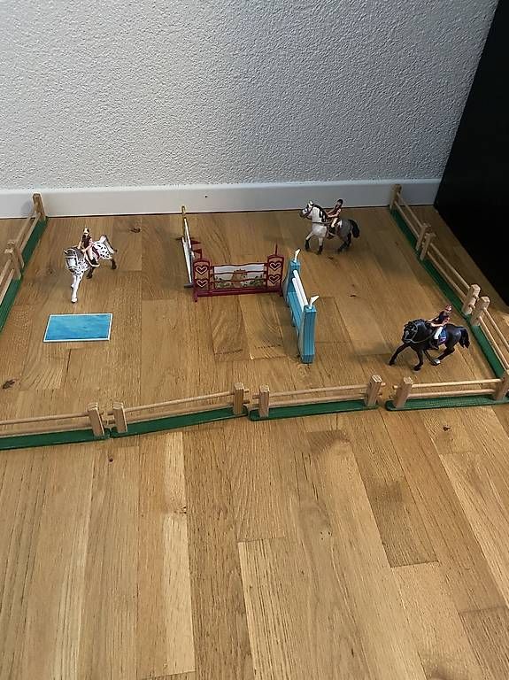 Giocattoli: Schleich Springparcours inkl. Pferden – Usato da Liebefeld venduto da simone.lerch