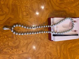 joli collier en perles grises avec un pendentif en perle