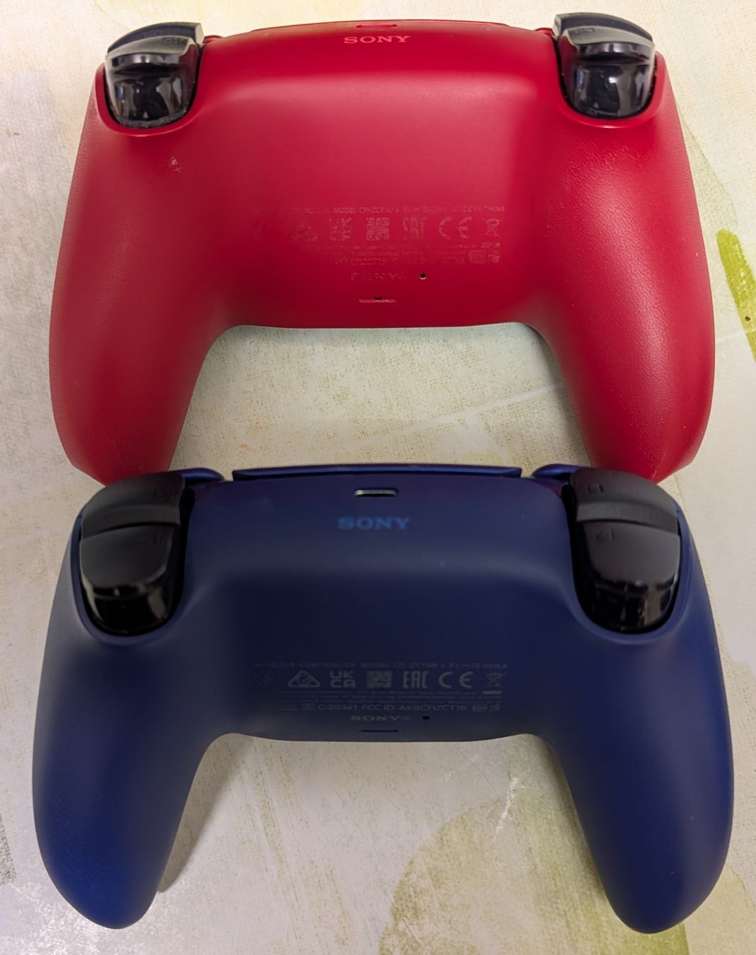 Sony Controller: 2 Sony DualSense PS5 Controller Rot und Blau – Usato da Wangen b. Olten venduto da Redblue-Star 2