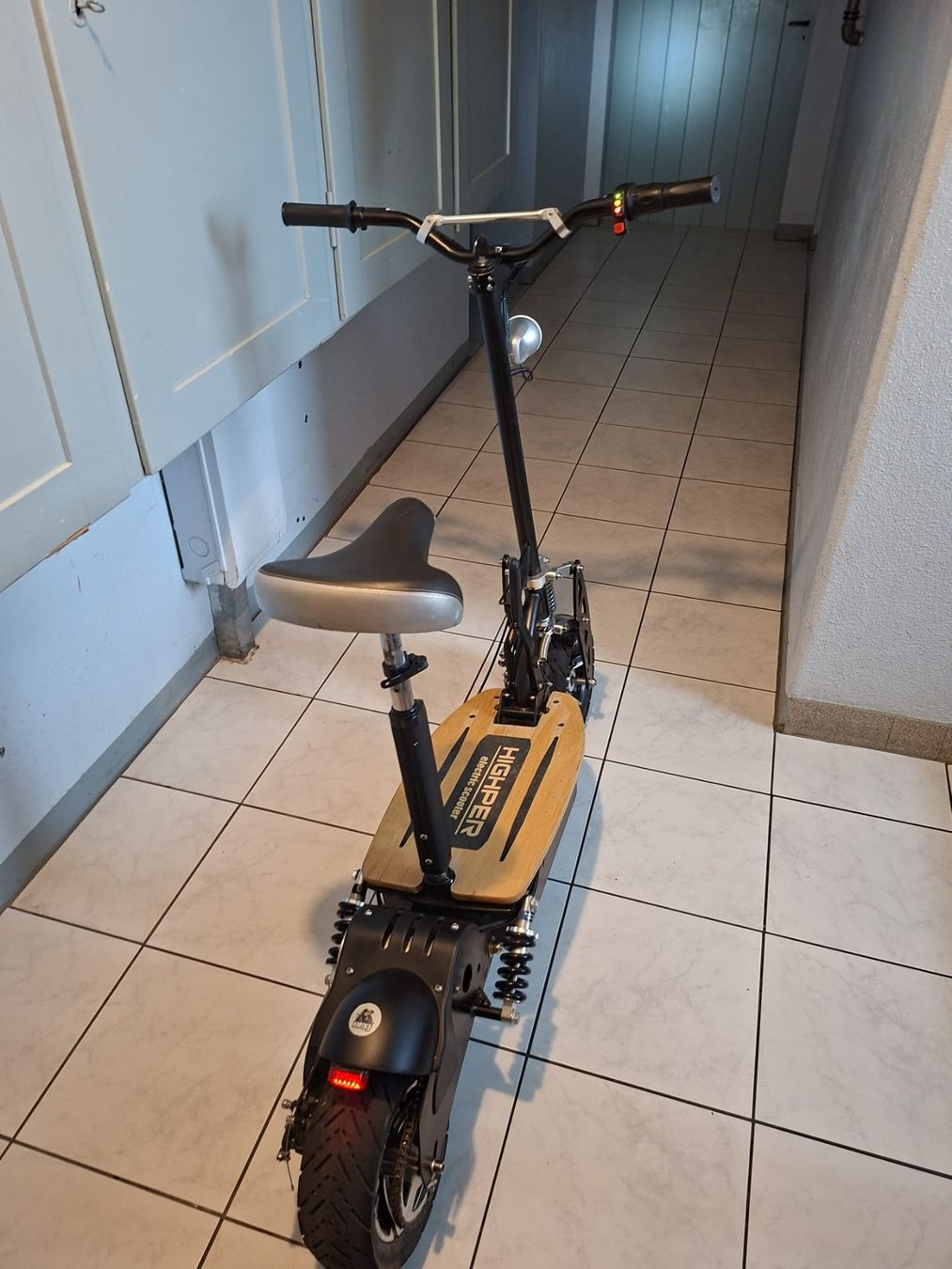 Scooter: E-Scooter HIGHPER Elektroroller mit Sitz guter Zustand – Usato da Lyss venduto da van_td8t 3