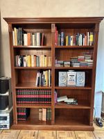 klassisches Holz-Bücherregal / Libreria classica