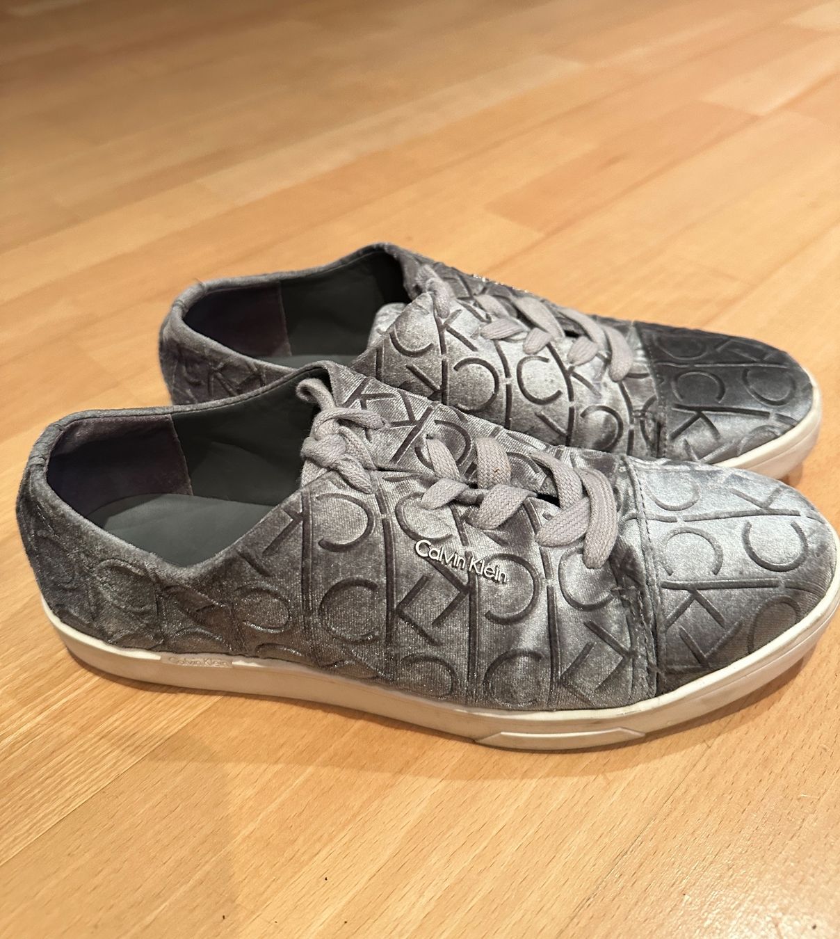 Calvin Klein Scarpe da uomo: Calvin Klein Schuhe Grau/Silber samt, Grösse 37 – Nuovo (secondo la descrizione) da Ruggell venduto da sam_ly9m