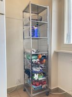 Étagère de rangement en métal chromé avec roulettes