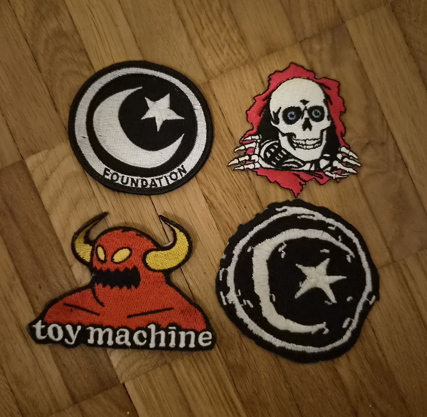 Insignes: skate patch, bones, toy machine, foundation – D'occasion à Pregassona par Adda83