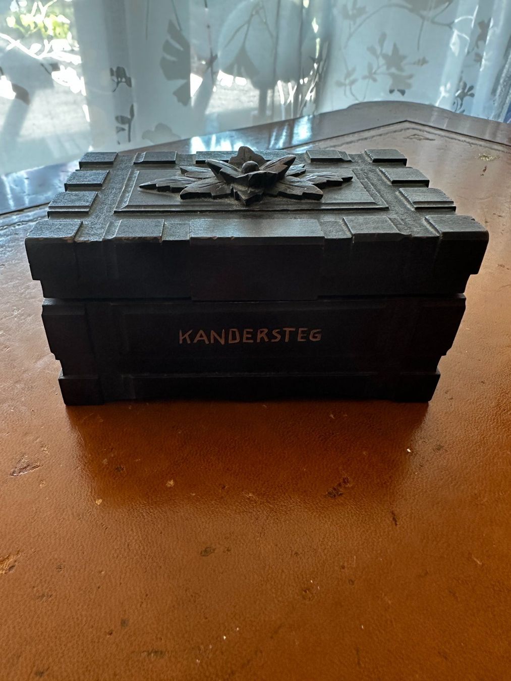 Dosen: Alte Schweizer Holzschatulle Kandersteg, geschnitzt, Vintage – Gebraucht aus Stäfa von deebeecee 2