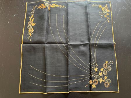 Schwarzes Chiffon-Tüchlein mit goldenem Blumenmuster, neu...