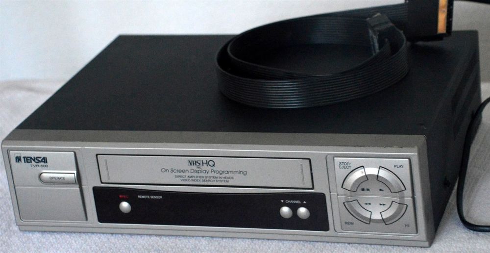 Magnétoscope VHS TENSAI SVH 97 – Pour Pièces Ou Réparation, S’allume Mais Ne Lit Plus Les Cassettes