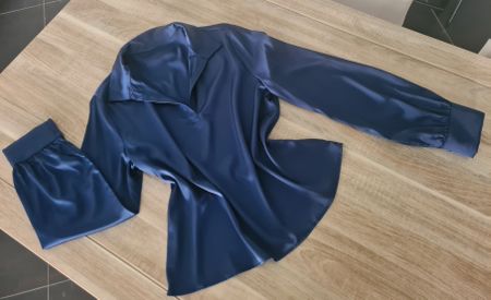 Chemisier femme(L) bleu foncé tissu soyeux satiné(Envoi 2fr)