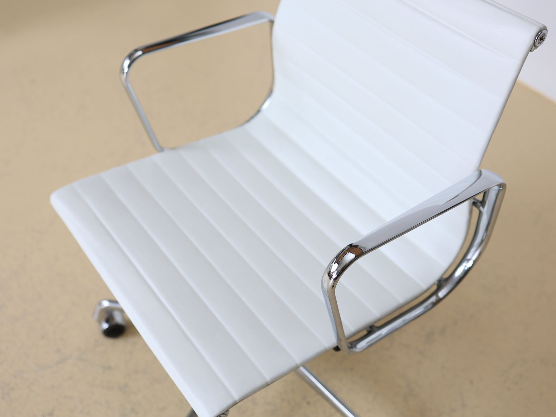 Vitra Chaises: Vitra Eames Bürostuhl EA 117 | Weiss – D'occasion à Meinisberg par atelier_TILIJA 5