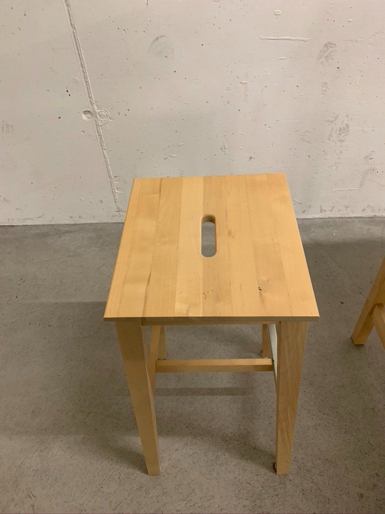 Set de table et chaises: Bartisch (Hochtisch) mit 2 Hockern – D'occasion à Dietlikon par ZWE59 1