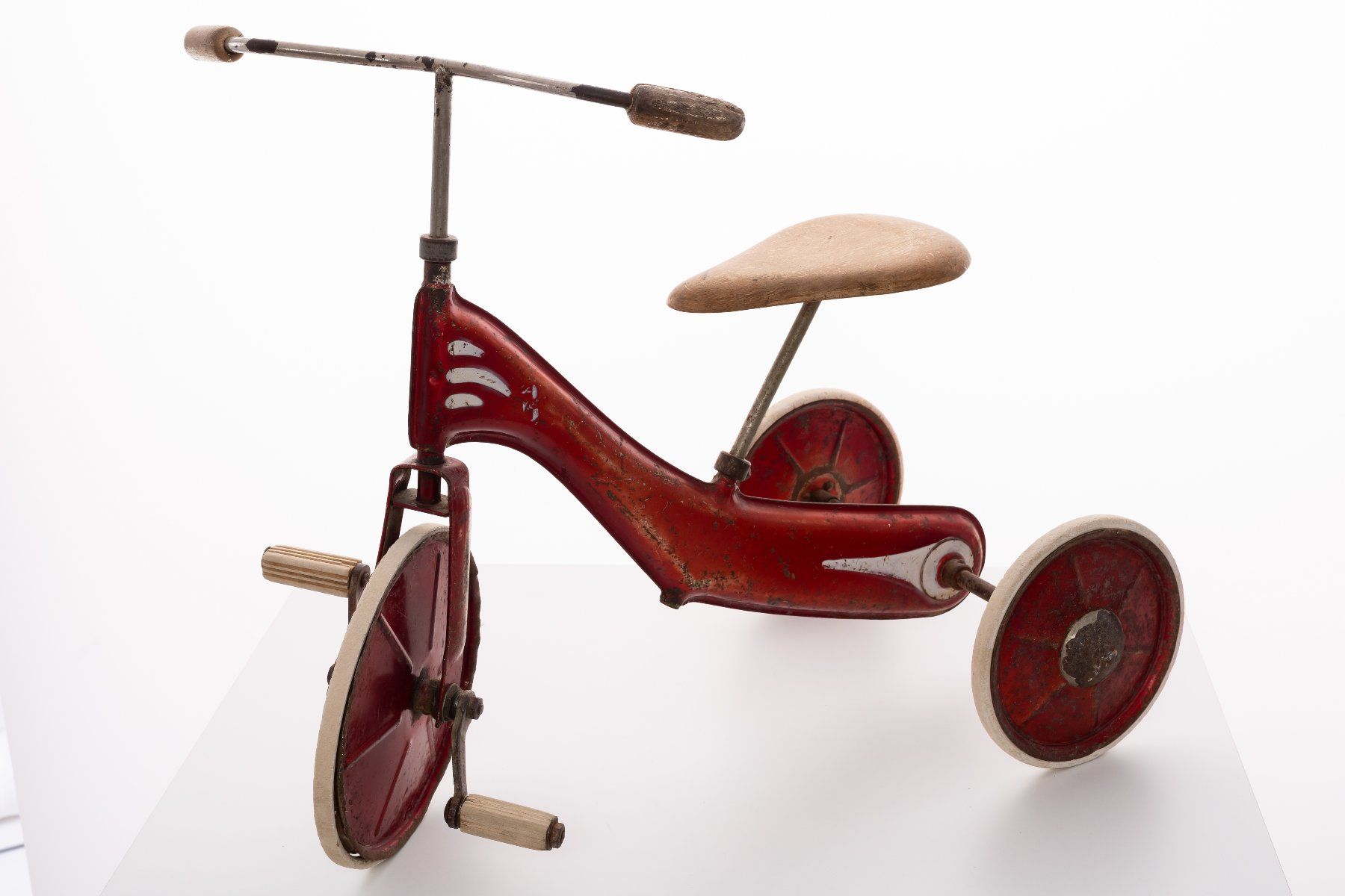 Fahrzeuge für Kinder: Antikes roter Dreirad / Kindervelo – Gebraucht aus Hornussen von maria_hornussen 1