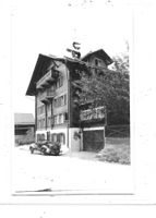GR Curaglia Gasthaus-Pension Post mit Oldtimer