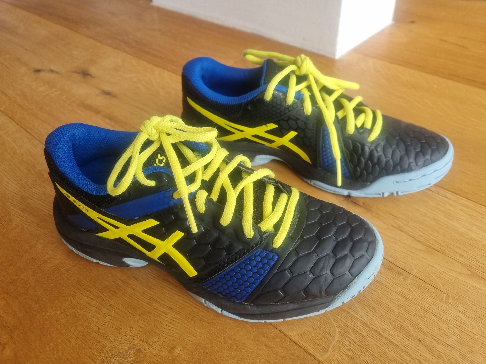 Asics Schuhe für Jungen: Asics Kinder Hallenschuhe Gr. 35 – Gebraucht aus Brütten von gupi1717