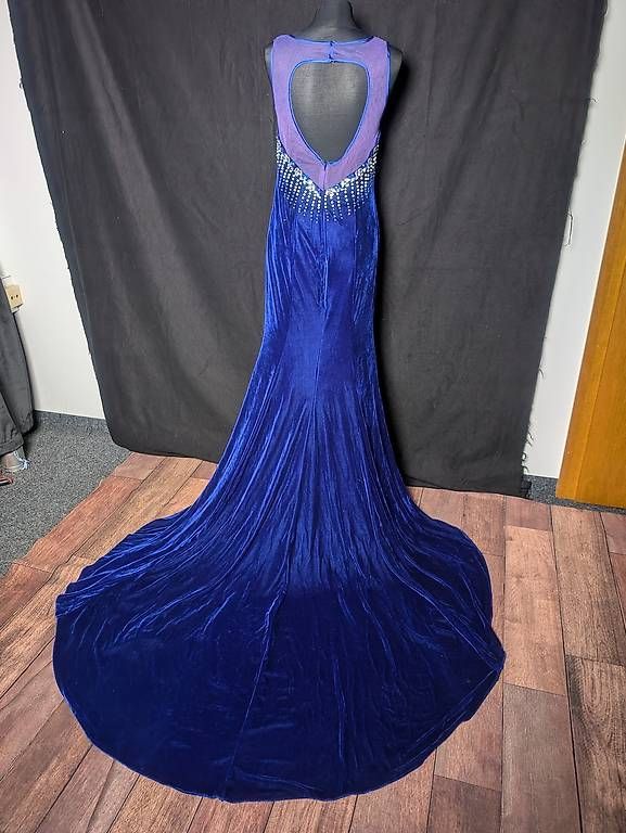 Vestiti: Blaues Samt-Abendkleid mit Schleppe, Gr. 36/38 – Usato da Triesenberg venduto da JustAPhotographer 1