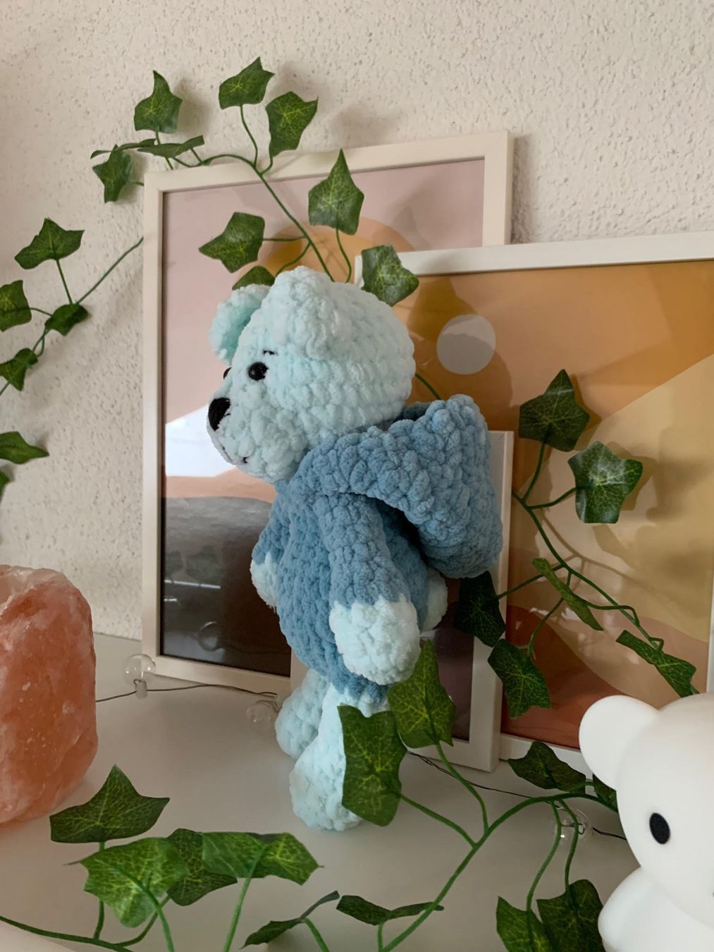 Bambole: Handgestrickter Teddybär mit Kapuzenpullover – Nuovo e nell'imballaggio originale da Basel venduto da Nermin00 3
