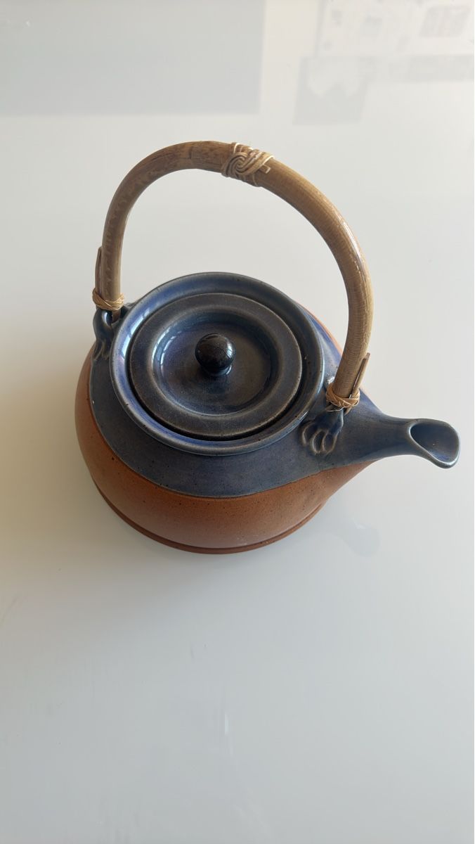 Teekannen: Théière artisanale en grès bleu avec anse rotin – Gebraucht aus Neuchâtel von Elipshop 1