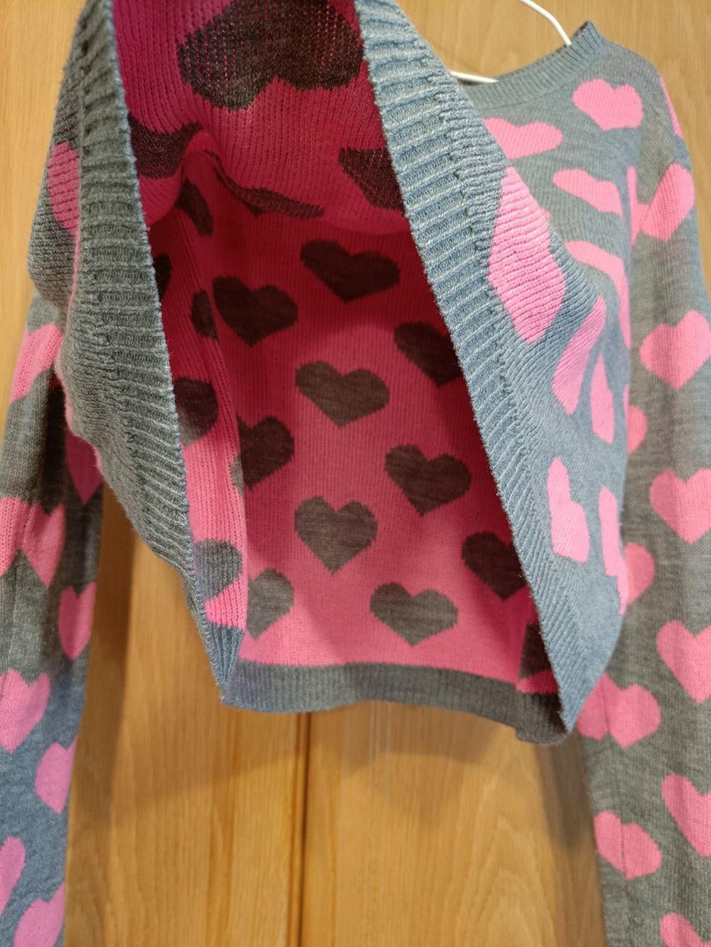 H&M Maglioni & Felpe: H&M Strickpullover Grau mit pinken Herzen Gr. M – Usato da Zürich venduto da Atelier.Second 1