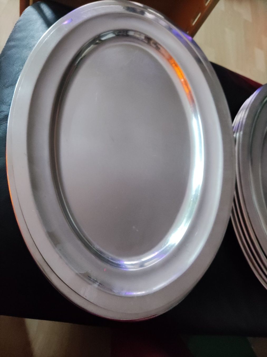 Plateaux: Edelstahl Platten oval oder eckig verschiedene grössen – D'occasion à Spreitenbach par lucius2024