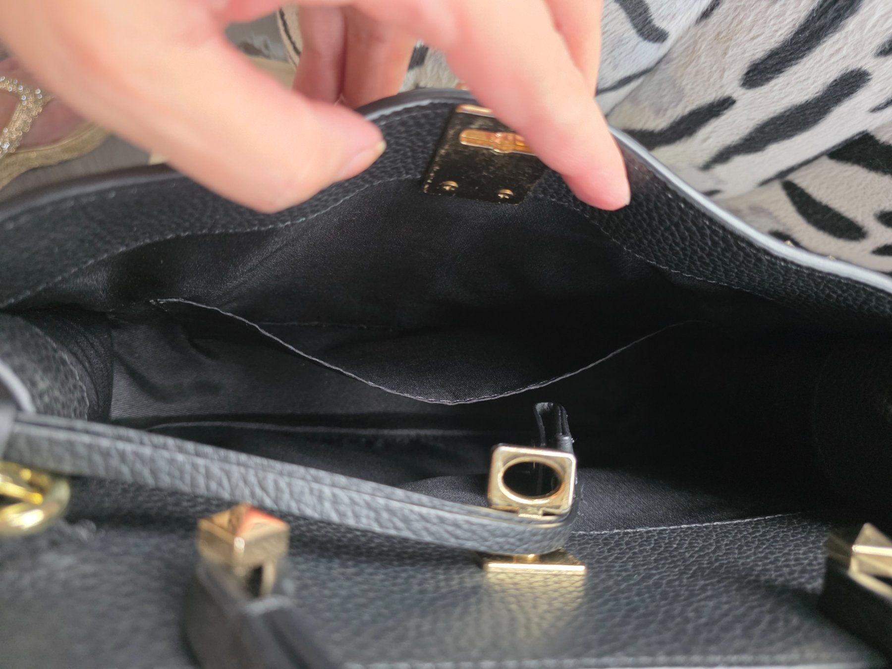 Borse da donna: super affare, borsa nera con borchie oro La Carrie – Usato da Gordola venduto da ang_7257 5