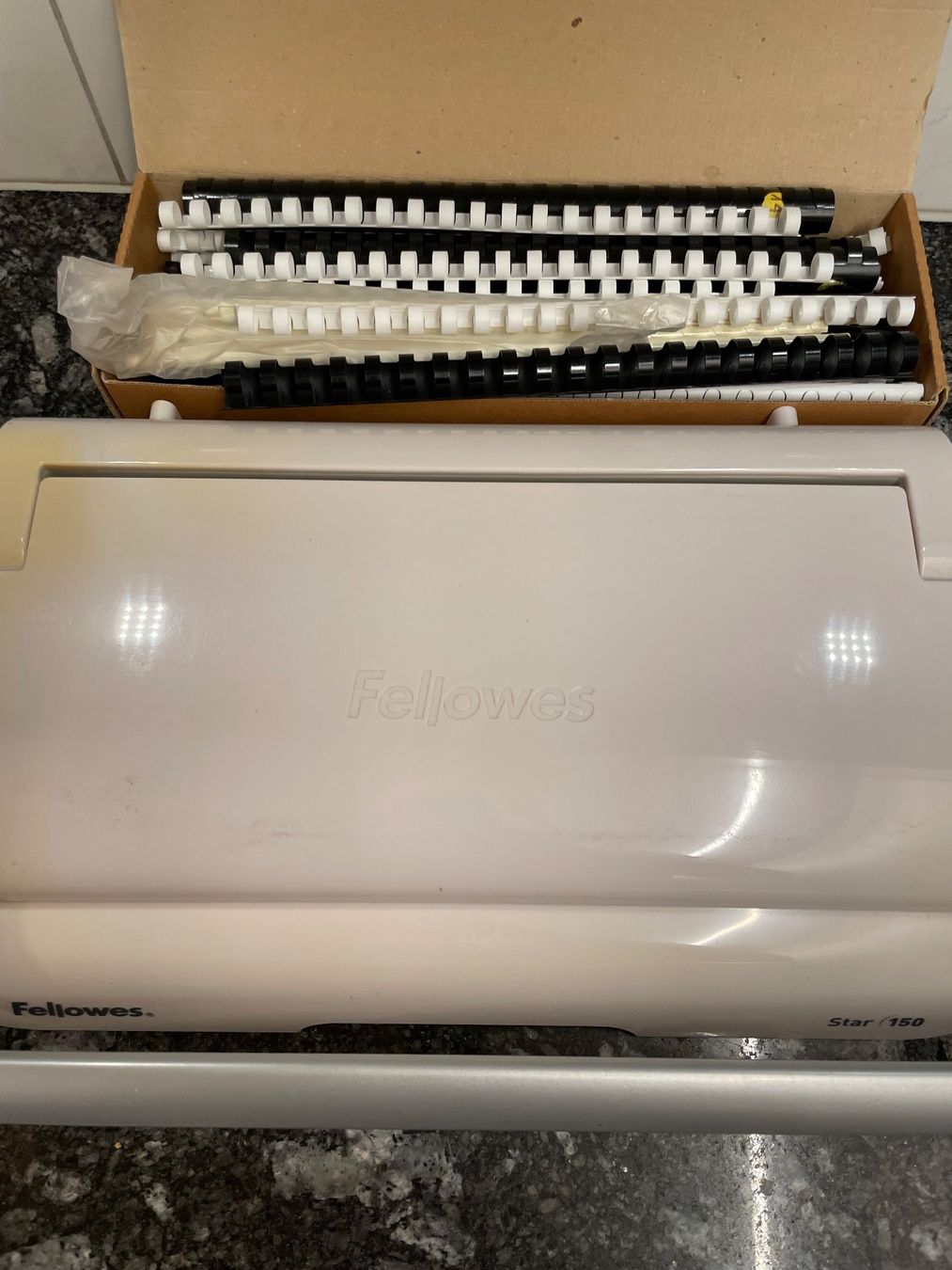 Fellowes Macchine rilegatrici: Fellowes Star 150 Plastikbindegerät mit Zubehör – Usato da Huttwil venduto da mir_ghn5 3