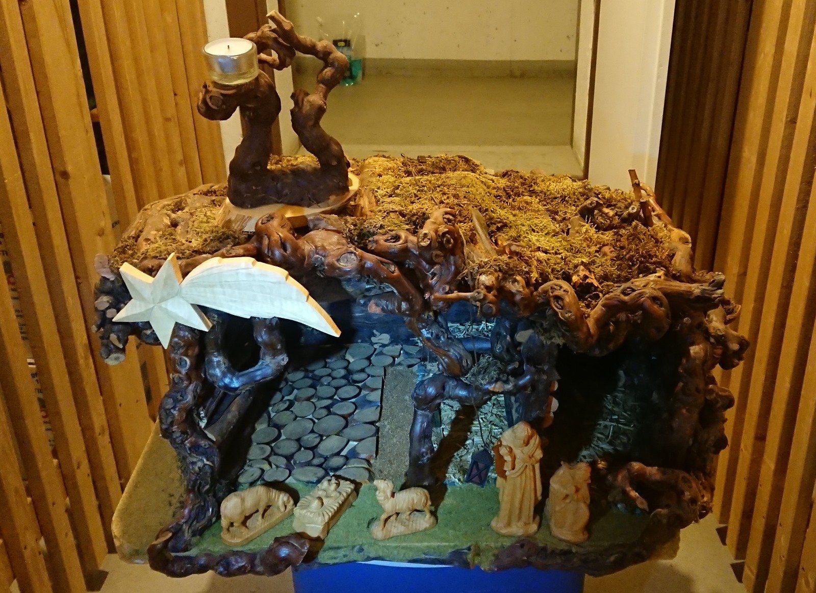 Tutte le decorazioni: Massive Weihnachtskrippe mit Handgeschnitzten Holzfiguren – Usato da Pfäffikon/ZH venduto da hondatyper 1