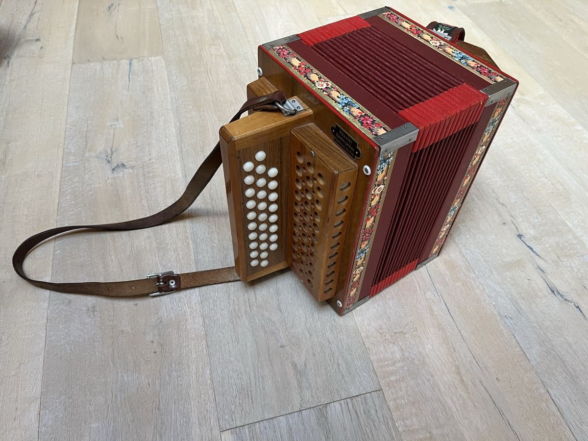 Musikinstrumente: Häusler Schwyzerörgeli – Gebraucht aus Klosters von GMK10