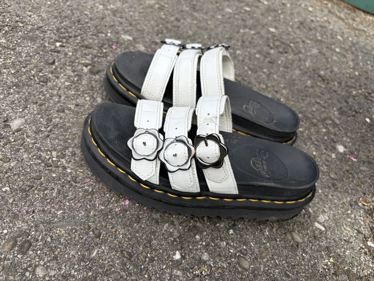 Dr. Martens Damenschuhe: Dr. Martens weisse Sandalen Gr. 36.5 – Gebraucht aus Müntschemier von R.e.b.e.c.c.a 5