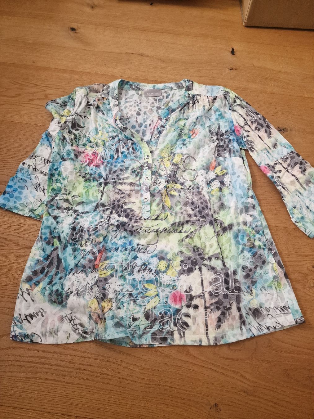 T-shirt: Frühlings-Shirt mit Strasssteinen, Grösse42  – Usato da Ottenbach venduto da Claurin