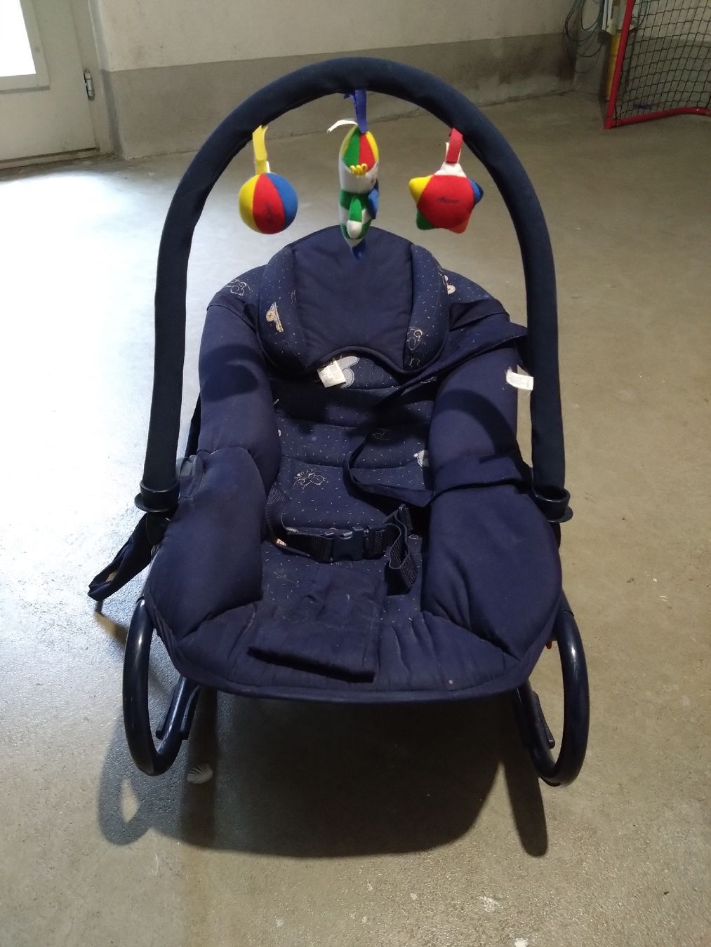 Sdraiette & Sdraiette a dondolo: Babywippe dunkelblau mit Spielbogen gebraucht – Usato da Unterlangenegg venduto da SteWue 1