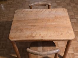 Kindertisch mit 2 Stühlen aus Massivholz
