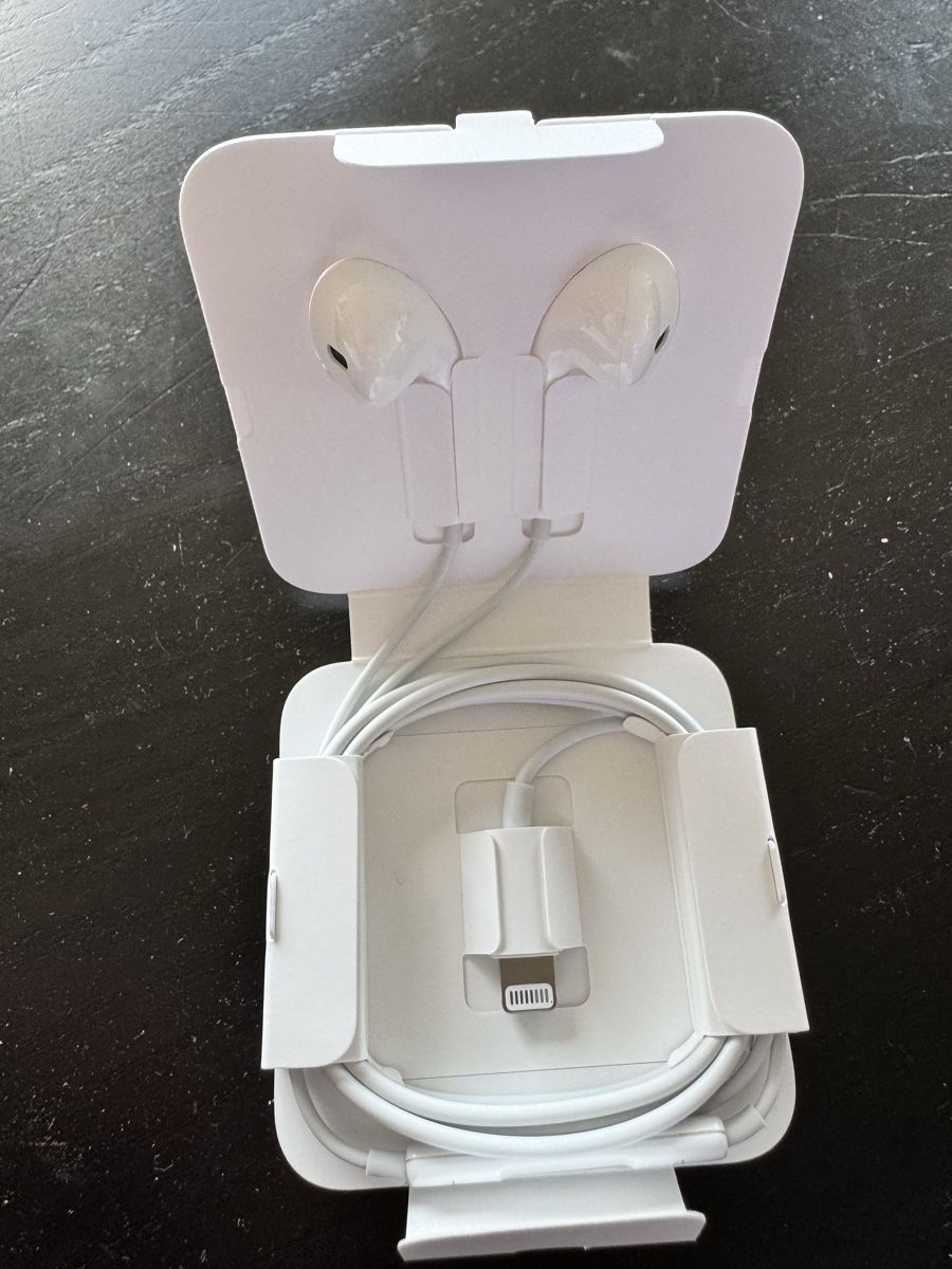 Apple Cuffie: Original Apple EarPods mit Lightning Anschluss, neu! – Nuovo (secondo la descrizione) da Luzern venduto da Dpa178 1