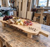 Handgemachtes Apérobrett aus Holz mit Füssen