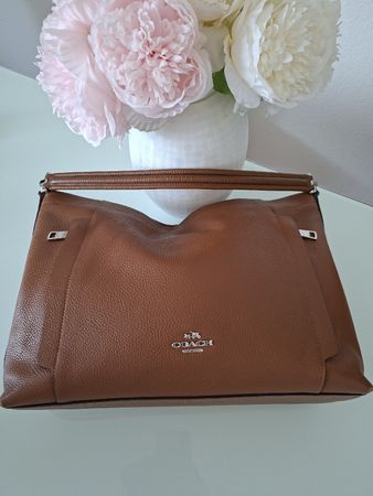 Sac a main Coach en cuir marron avec fermeture zippee,