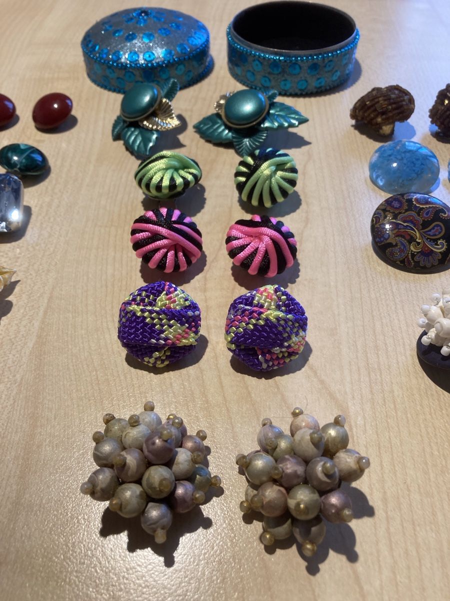 Altri gioielli: Diverse Modeschmuck Ohrringe, mit Schmuckdose, gebraucht – Usato da Schübelbach venduto da Mo-99 1