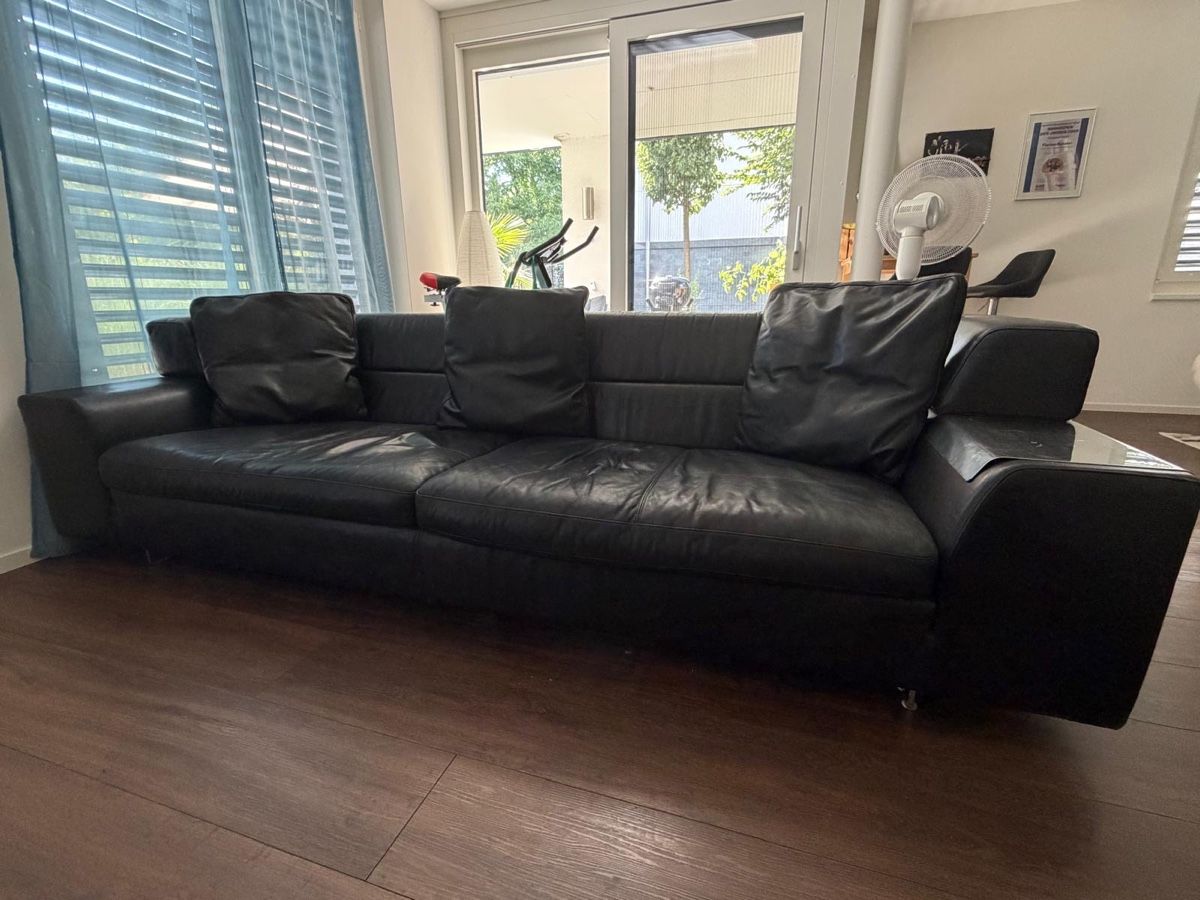 Sofas: Bequemes Echtleder-Sofa zu verkaufen – Gebraucht aus Siebnen von sin_x9kk