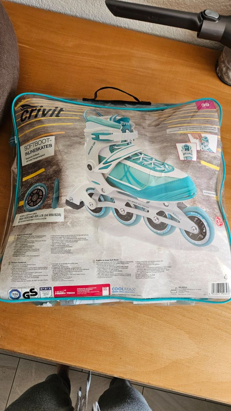 Patins à roul. & inline: Crivit Inlineskates Grösse 39 mit Schutzset – D'occasion à Schmitten FR par ElianeMoullet 1