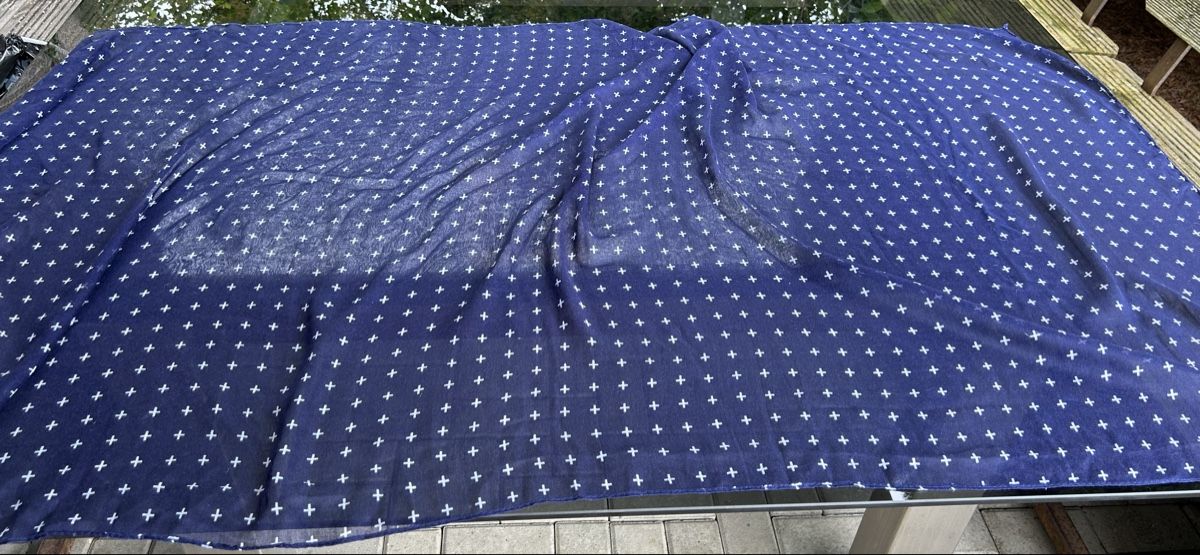 Foulard & Sciarpe: Chic Navy Blue Cross Print Scarf - Perfect for Spring! – Nuovo (secondo la descrizione) da Saland venduto da ele_vc96 2