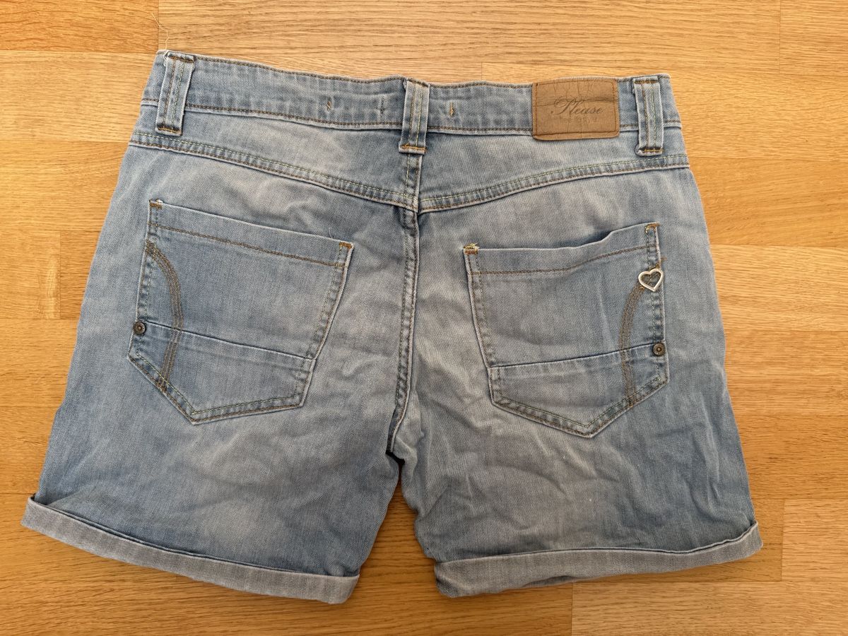 Please Jeans Pantaloni: Leichte Jeans Shorts von Please Gr. S – Usato da Münchenstein venduto da Ladypink7 1