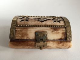 Petite boîte en os (pilules, bijoux,...)