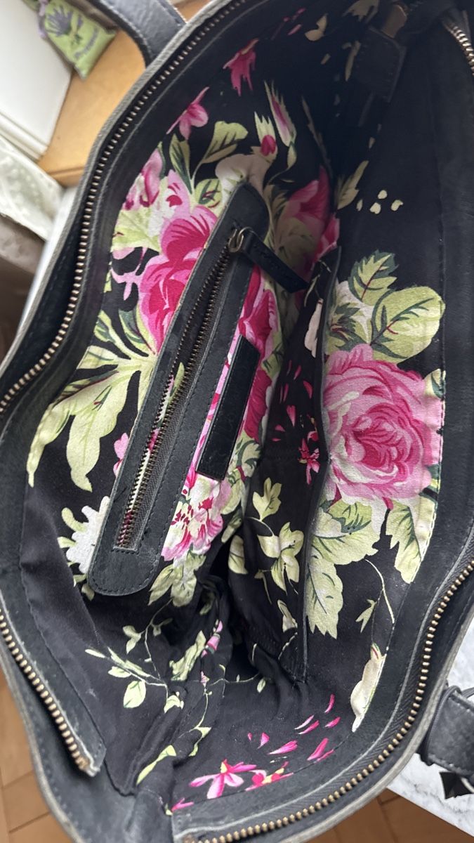 Taschen für Damen: Schwarze Ledertasche – Gebraucht aus Zürich von NorinaAurora 1