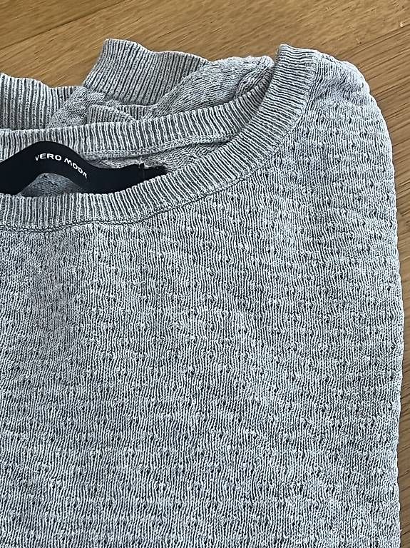 Pullover & Sweatshirts: 2 Langarmpullover grau/beige Grösse M – Gebraucht aus Gebenstorf von pin_67yc 1