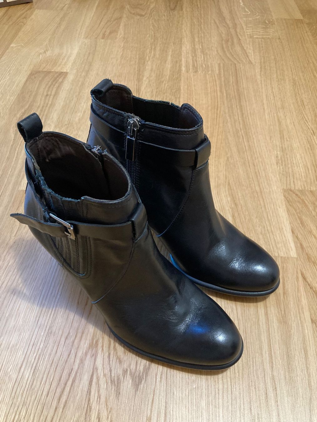 Scarpe da donna: NAVYBOOT Stiefeletten aus Leder – Usato da Rafz venduto da Baldemar 2