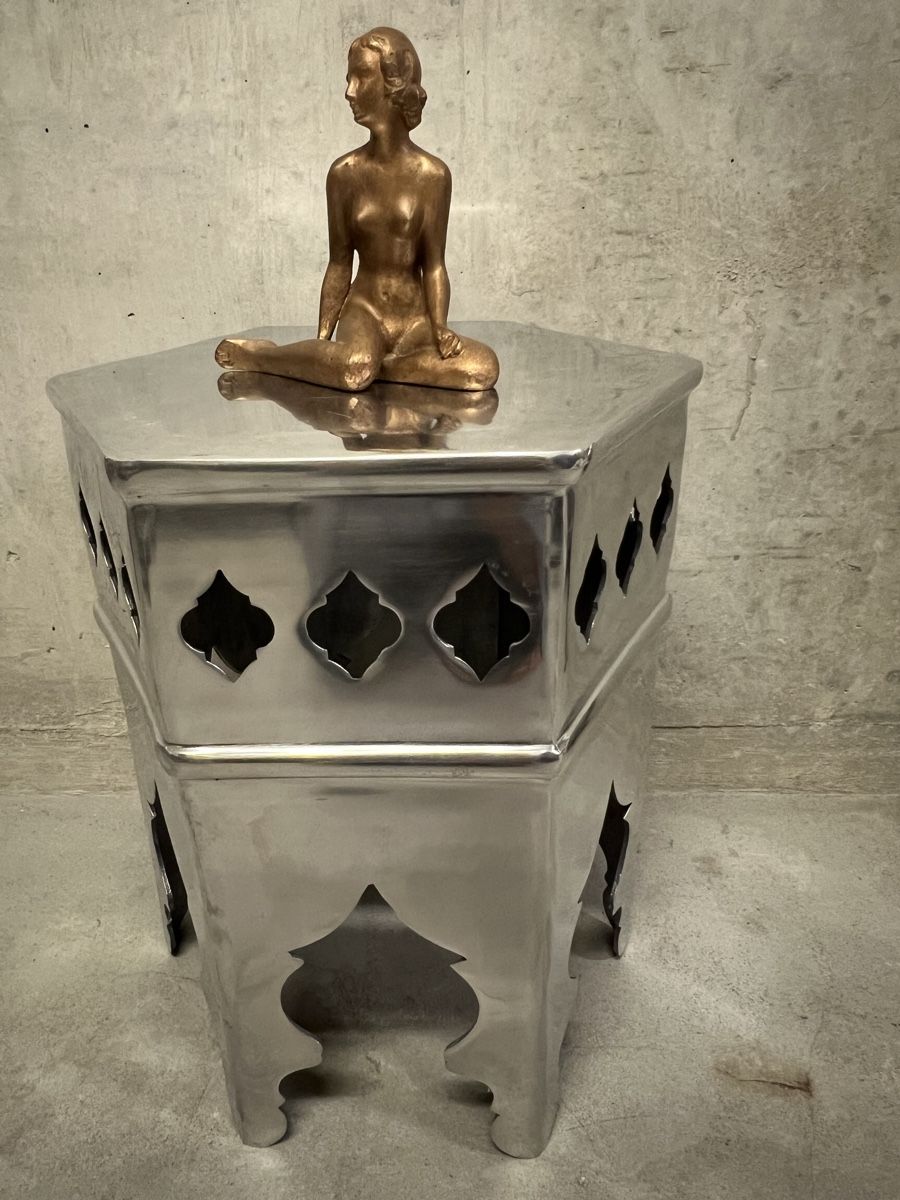 Figuren: Bronzefigur Sitzende Dame mit eingegossener Nummer by Arnold – Gebraucht aus Zürich von Privat_13