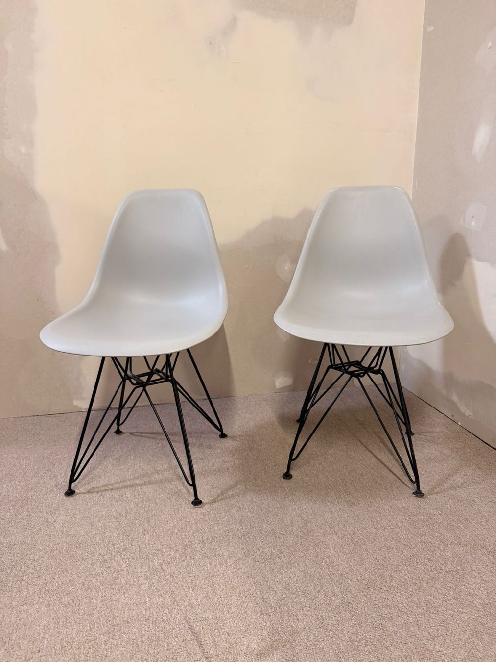 Stühle: 2er Set Schalenstuhl hellgrau ähnlich wie Vitra Eames Stühle – Gebraucht aus Rickenbach ZH von Der-Insider