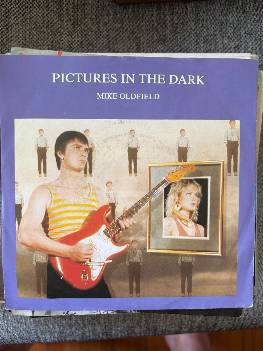 Dischi in vinile: Mike Oldfield - Pictures In The Dark – Usato da Zofingen venduto da Bigron