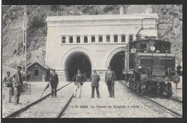 Simplontunnel bei Iselle mit Lokomotive und Personen